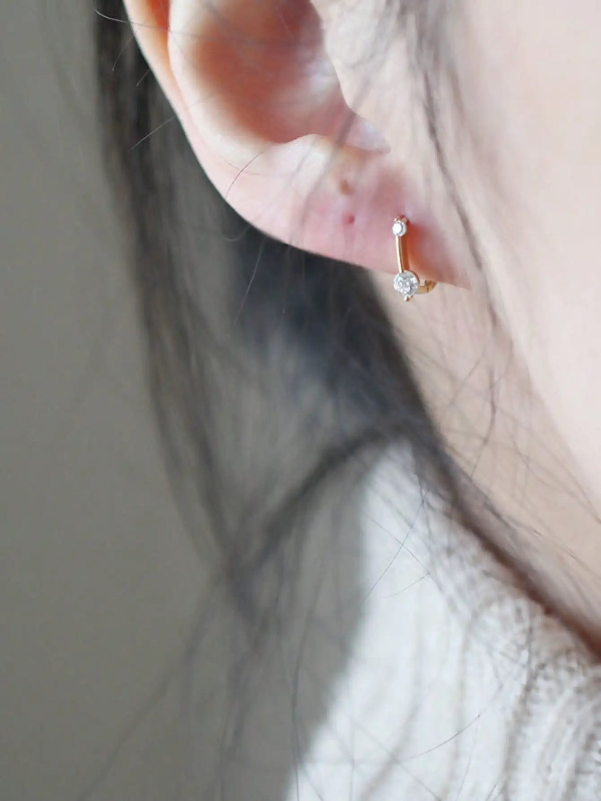 925 Sterling Silver Earrings With Sparkling Zircon, Featuring A Minimalist Design That Highlights A Woman Noble Temperament